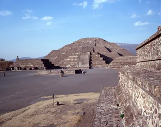 Civiltà precolombiana: vista del sito di Teotihuacan: il tempio (o piramide) della Luna
