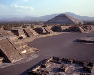 Civiltà precolombiana: vista del sito di Teotihuacan (300 a.C.-600 d.C.): il tempio (o piramide) del sole. Messico