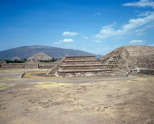 Civiltà precolombiana: vista del sito di Teotihuacan (300 a.C.-600 d.C.): il tempio (o piramide) del sole. Messico