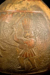 Bottiglia raffigurante un combattimento tra un cavaliere e un guerriero a piedi (terracotta)