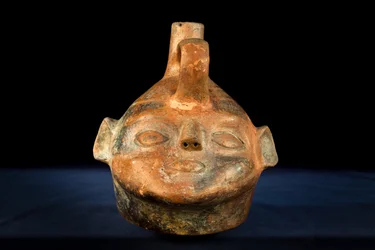 Cefalomorfo in ceramica con decorazione negativa / Cultura Vicus (terracotta)