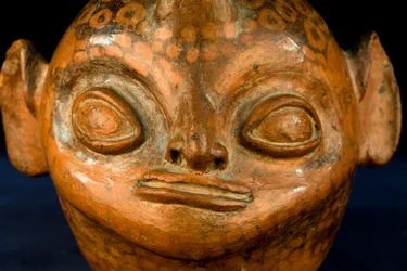 Cefalomorfo in ceramica con decorazione negativa / Cultura Vicus (terracotta)