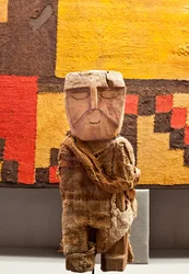Statuetta funeraria / Perù, cultura Chancay ( Legno dipinto, fibra tessile.)