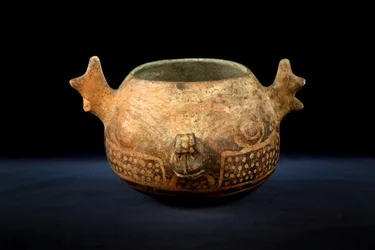 Ceramica globulare con decorazione zoomorfa / Arte precolombiana (terracotta)