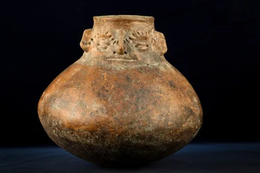 Ceramica globulare con collo cefalomorfo / Arte precolombiana (terracotta)