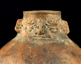 Ceramica globulare con collo cefalomorfo / Arte precolombiana (terracotta)
