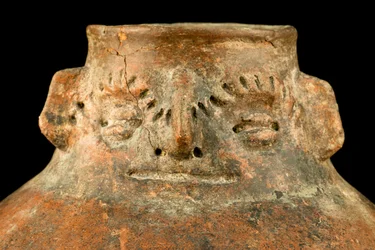 Ceramica globulare con collo cefalomorfo / Arte precolombiana (terracotta)