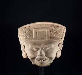 Statuetta "sorridente" / Messico, cultura Totanaque (terracotta)