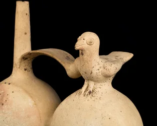 Ceramica bianca con doppio corpo e manico a ponte / Cultura Chanc (terracotta)