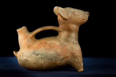 Ceramica zoomorfa con manico a ponte / Cultura Vicus (terracotta)
