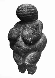 La Venere di Willendorf, vista laterale di una figurina femminile, cultura gravettiana, Paleolitico superiore, ca. 30000-18000 a.C. (calcare oolitico colorato con ocra rossa)