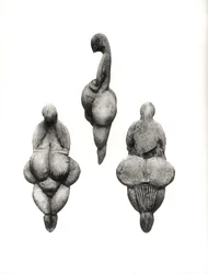 Tre viste di una statuetta di 