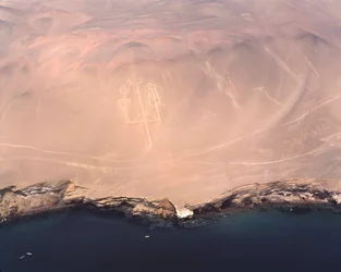 Veduta aerea del Candelabro di Paracas o il Candelabro delle Ande, nella baia di Pisco