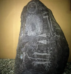 Civiltà dei Camuni, Preistoria, arte rupestre: roccia tombale, animali, punte di freccia e spirali - Stele di Bagnolo tipo 2 in Valcamonica (Val Camonica) (Italia)