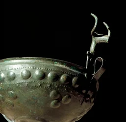 Civiltà etrusca: coppa in bronzo dalla necropoli di Tolfa, Lazio. X secolo a.C. Roma, Museo Nazionale Preistorico Etnografico Luigi Pigorini