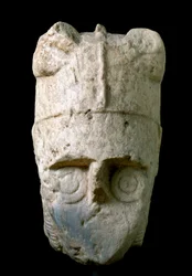Testa di un arciere con elmo cornuto (miles cornutus), da Monte Prama (Cabras), conservata al Museo archeologico nazionale di Cagliari