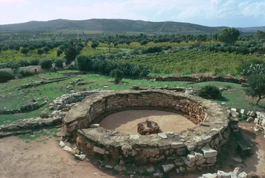 Italia, Sardegna, Alghero, provincia di Sassari, complesso nuragico Palmavera, rovine della capanna delle riunioni