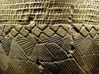 Ceramica con decorazione «a denti di pettine», circa 8000 a.C., del Neolitico, Amsa-Dong, Corea. Fotografia, Museo Nazionale di Seul, Repubblica di Corea