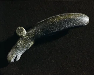 Preistoria: utensile di diorite a forma di alce. Età della pietra. Museo storico svedese, Stoccolma, Svezia