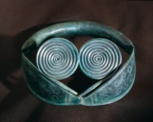 Preistoria: ornamento metallico per il collo decorato con spirali da Halland