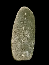 Preistoria: utensile di pietra usato per macinare il grano. Neolitico. Umbria, Italia. Perugia, Museo Archeologico Nazionale dell