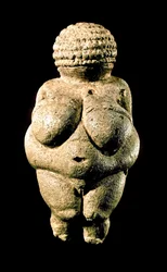 Arte preistorica: La Venere di Willendorf - Statuetta di calcare rappresentante una donna con forme molto sviluppate, 23000 a.C. (paleolitico superiore) Dim. 11 cm - Vienna, Museo Nazionale di Storia Naturale