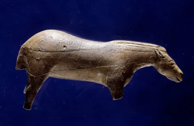 Arte preistorica (Maddaleniano medio): scultura a tutto tondo di un cavallo in avorio di mammut dalla grotta di Espelugues (Alti Pirenei). Dim.: 0,073 x 0,035 x 0,017 m. Saint-Germain-en-Laye, Museo di archeologia nazionale