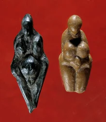 Arte preistorica: statuette di Venere. Quella a sinistra, in steatite, è chiamata Losange e proviene dal sito della grotta di Baousse-Rousse, 25000 a.C. Quella a destra, dello stesso periodo, proviene da La Barma Grande. Saint-Germain-en-Laye, Museo di
