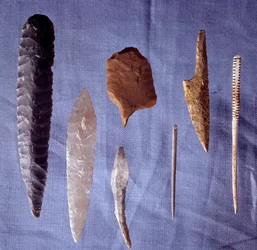 Strumenti preistorici: selce, coltello, punta di freccia e ago
