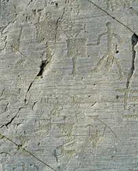 Preistoria, civiltà dei Camuni, arte rupestre: rappresentazioni su roccia di scene di caccia al cervo e vita quotidiana in un villaggio. Periodo tra il Neolitico e l