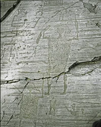Preistoria, civiltà dei Camuni, arte rupestre: roccia tombale con rappresentazioni stilizzate di guerrieri (dettaglio)