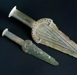 Preistoria, civiltà etrusca: pugnale in bronzo dalla necropoli di San Giovenale (Viterbo), Lazio. Età del bronzo. XVII secolo a.C. Roma, Museo Nazionale Preistorico Etnografico Luigi Pigorini