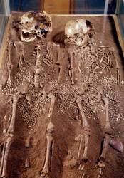 Preistoria: scheletri di due bambini. 30000-25000 a.C. Dalla grotta di Grimaldi. Saint-Germain-en-Laye, Museo di Archeologia Nazionale
