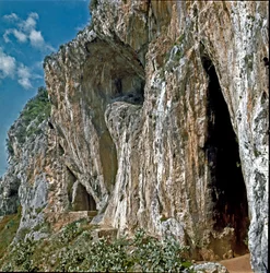 Preistoria: le grotte dei Balzi Rossi nella frazione di Grimaldi nel comune di Ventimiglia (Ventimiglia), Italia, abitate dall
