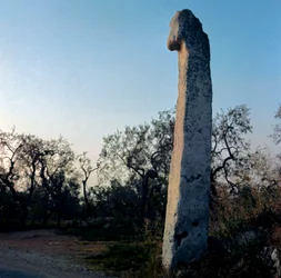 Preistoria: Il monaco. Menhir del neolitico (6000-3000 a.C.). Modugno, Puglia, Provincia di Bari, Italia