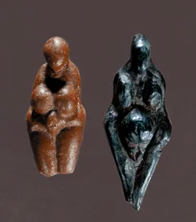 Preistoria: "Venere di Grimaldi" Figurine di steatite gialla e verde, dee marine risalenti al Paleolitico superiore