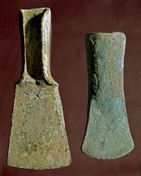 Preistoria: ascia e punta di lancia in selce. Civiltà degli Appennini (o Età del Bronzo Italiana). 1400-1300 a.C. Perugia, Museo Archeologico Nazionale dell