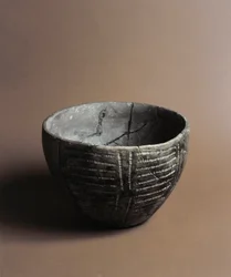 Preistoria: vaso ceramico inciso con decorazioni neolitiche