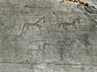 Preistoria, civiltà dei Camuni, arte rupestre: una roccia incisa con una scena di caccia, un cacciatore brandisce una lancia. Periodo tra il Neolitico e l
