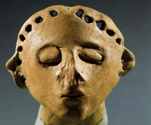 Preistoria, cultura di Cucuteni-Trypillia (Cucuteni-Trypillia o Tripolya): testa di statua in argilla. 3000 a.C., Neolitico, Età della pietra. Chișinău, Istituto storico delle scienze della Repubblica di Moldavia