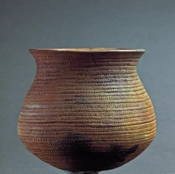 Preistoria, cultura di Remedello: vaso a forma di campana dalla grotta di Santa Cristina, Fiesse presso Brescia. Età del rame. Eneolitico. 2200 a.C. Roma, Museo Nazionale Preistorico Etnografico Luigi Pigorini