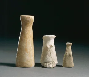 Preistoria: idoli femminili dal sito di Los Millares (Almería). Spagna, Madrid, Museo Archeologico Nazionale.