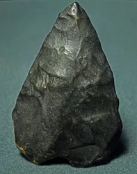 Preistoria: bifacciale amigdaloide in selce. Paleolitico inferiore