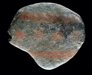 Preistoria: ciottolo dipinto del periodo aziliano. 9000 a.C. Saint-Germain-en-Laye, Museo di Archeologia Nazionale.