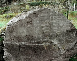 Preistoria, arte rupestre: roccia tombale con rappresentazioni di cervi, bovini e pugnali. Età del rame. Periodo eneolitico. Roccia n. 1. Cemmo (Brescia) Parco archeologico nazionale dei Massi di Cemmo, Italia
