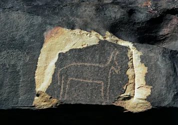Preistoria, arte rupestre: roccia tombale con la rappresentazione di un
