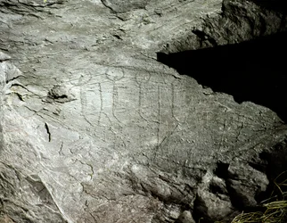 Preistoria, arte rupestre: rappresentazioni su roccia di due coppie di buoi che tirano un carro. Età del rame. Periodo eneolitico (calcolitico). Roccia n. 2. Cemmo (Brescia) Parco archeologico nazionale dei Massi di Cemmo, Italia