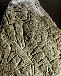 Preistoria, arte rupestre: petroglifo (graffito su pietra), incisione di una scena di caccia, Neolitico, età della pietra