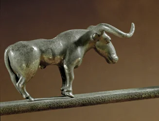 Preistoria: statua di toro in argento dalla tomba di Maikop (Caucaso). 3000-2500 a.C. Eneolitico, Età del Rame. San Pietroburgo, Museo dell