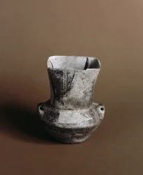Preistoria: vaso con apertura quadrata con graffiti neolitici dalla Caverna delle Arene in Candide (Liguria). Pegli, Museo Villa Pallavicini